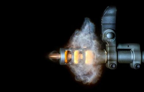 摄影师抓拍子弹射出枪管瞬间(组图)