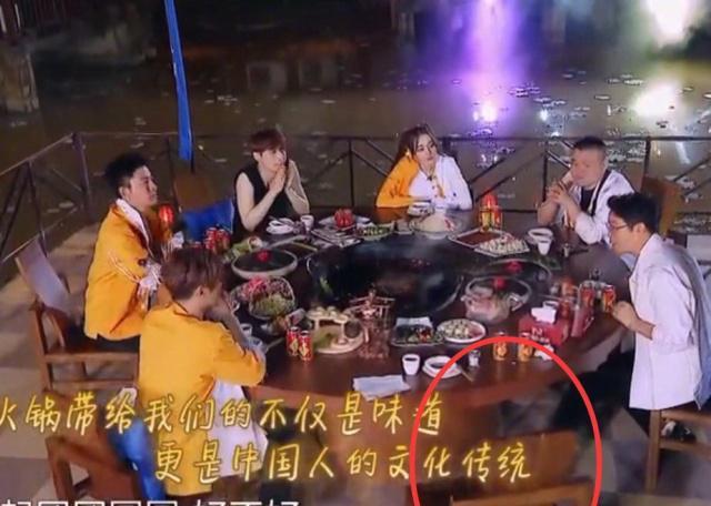 中场大家吃火锅做任务,原本张云雷坐在迪丽热巴身边