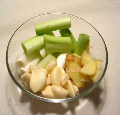 过量食用大蒜会在杀死肠内致病菌的同时,也把肠内的有益菌杀死,所以