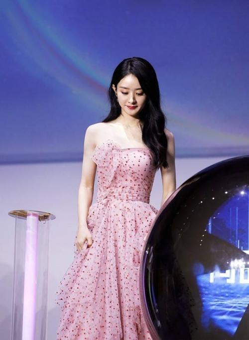 穿裙子的赵丽颖妩媚优雅,乖巧的"富家千金"形象撩人,好心动