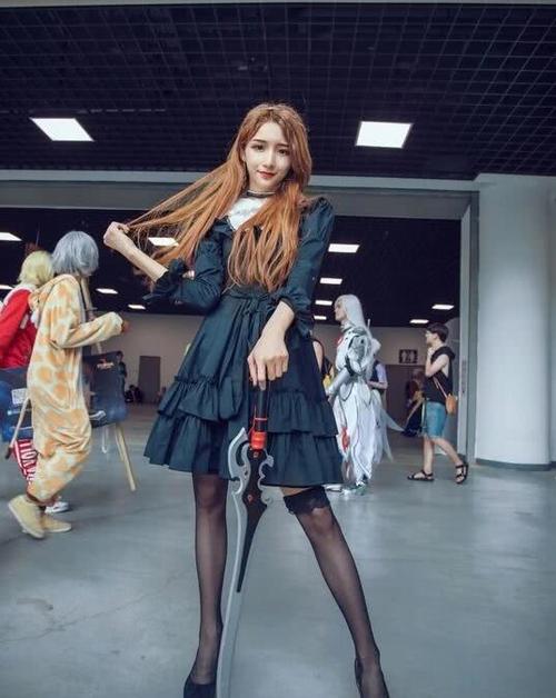 谁说艾比不会玩cos?lo娘裙穿出御姐范,配上黑丝真是绝