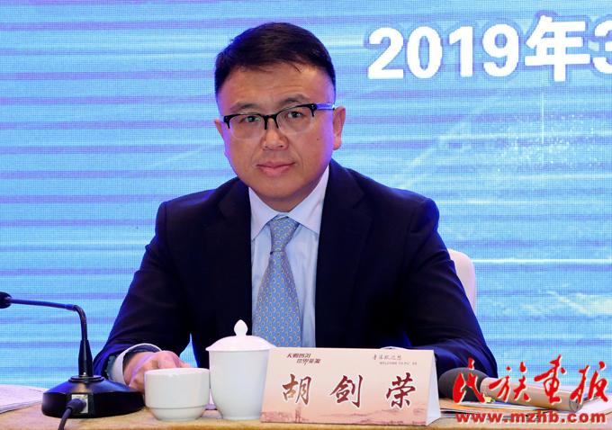 普洱市副市长胡剑荣作新闻发布