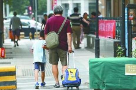 孩子上学由谁接送,反映家庭不同情况,老人接送恐对孩子成长不利