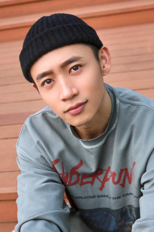 魏晨全新街拍 瓜皮帽做旧卫衣应景春季潮搭