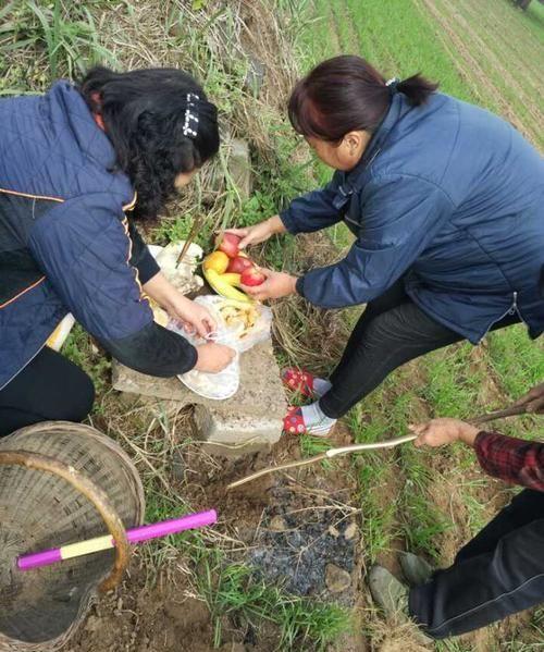 农村忌讳清晨和太阳落山后上坟,正午也不好,听完原因表示有道理