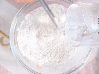 7用开水和面,边加水边搅拌.