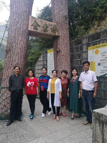 遂昌中学七八届高中(四)班同学相聚在金矿