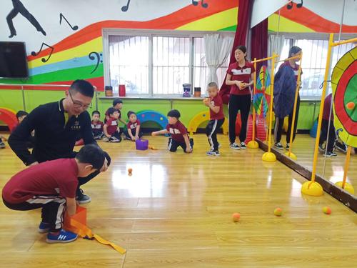 小班体育课,本节课程教学目标,锻炼幼儿的投掷能力
