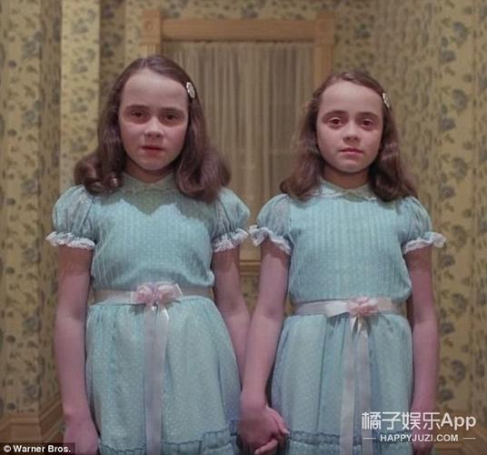 还记得《闪灵》里的双胞胎吗?一个是律师一个是科学家