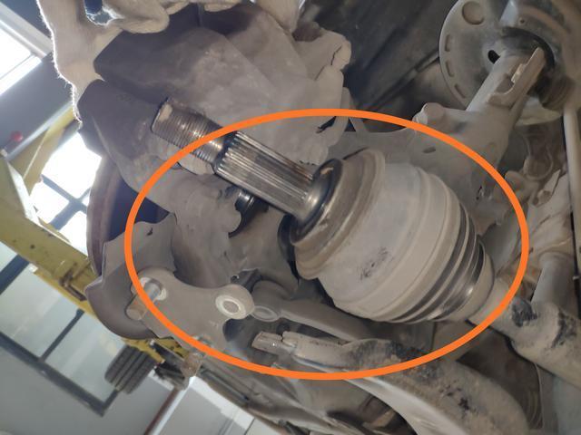 16万公里的丰田卡罗拉底盘异响,经检查发现半轴和变速