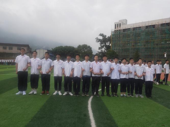 历军训生活,磨钢铁意志 ——记龙岩市铁山中学军训拉练活动