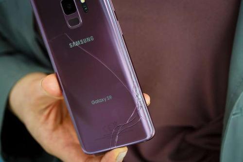 我们可以预览三星新的galaxys9旗舰手机在苹果iphonex