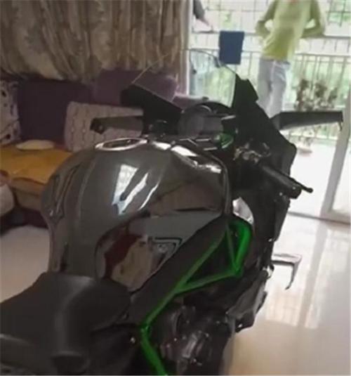 "从未加过油"的川崎h2r,车子也没通过电,整车放客厅当