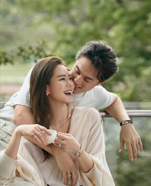原创戚薇李承铉情人节大片,穿情侣装太甜蜜,拥抱姿势让人羡慕!