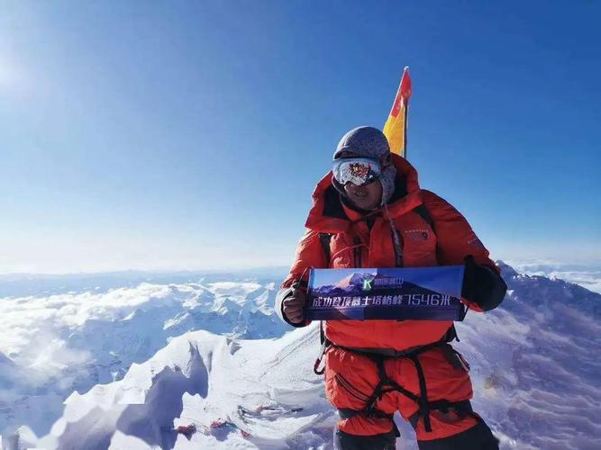 这双登山袜是专门为攀登8848喜马拉雅山的人定制的生产的, 一双就要