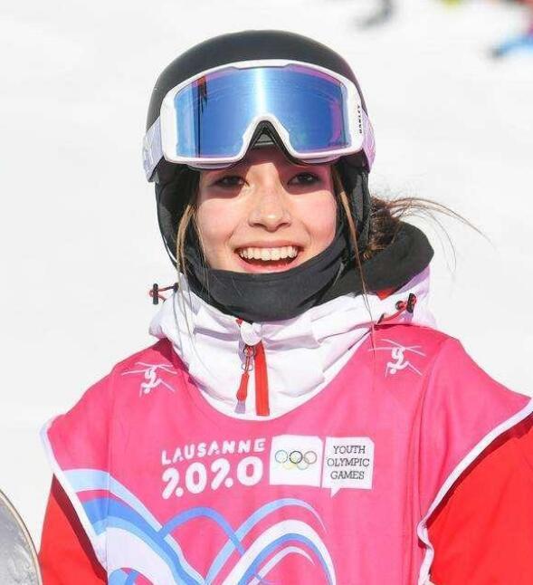 中美混血谷爱凌eileengu代表中国夺滑雪世界杯加拿大站冠军