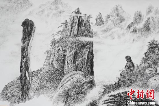 江西艺术家手绘12米长钢笔画赣鄱山水图展现江西秀美山水