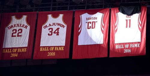 姚明球衣在火箭主场退役