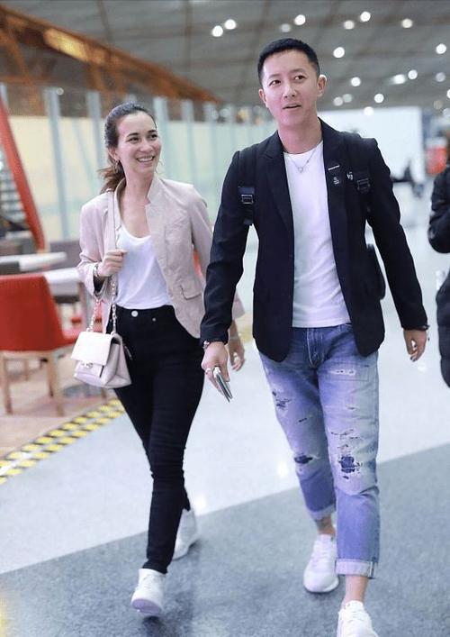 韩庚与卢靖姗好让人羡慕穿同类型的服饰一个绅士一个优雅