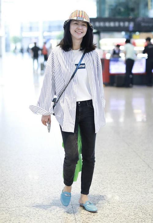 把冲锋衣穿成雨衣的感觉,谭维维做到了!网友:可惜了这身高!