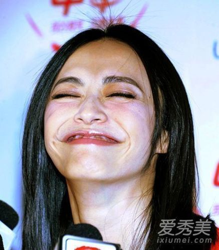 可能是她太瘦了,脸上没肉,一旦笑得夸张点,就容易满脸褶子,再加上那张