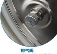 电压力锅通过向外排气来平衡气压,千万不要把气孔给堵着了,也不