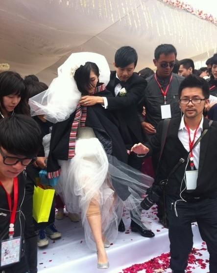 张杰谢娜婚礼花絮:谢娜婚纱内穿肉色七分裤