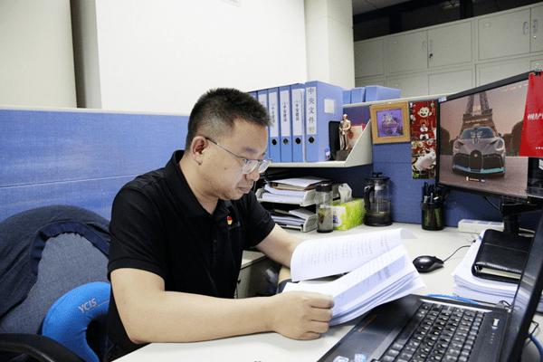 他为何始终笃定当好"服务员"?_工作