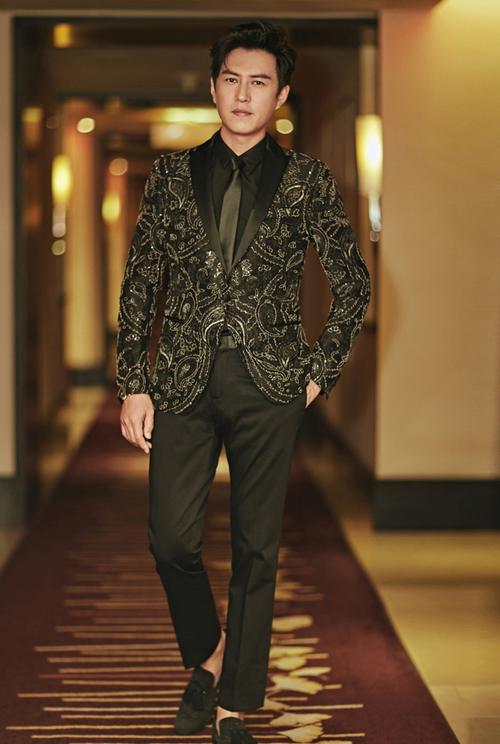 简介:靳东儒雅型男西装写真高清图片,分享一组靳东图片给大家,图中的