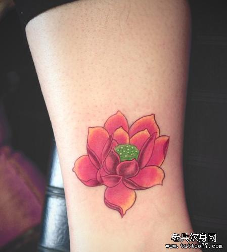 女性手腕时尚的彩色莲花纹身图案由武汉纹身店推荐