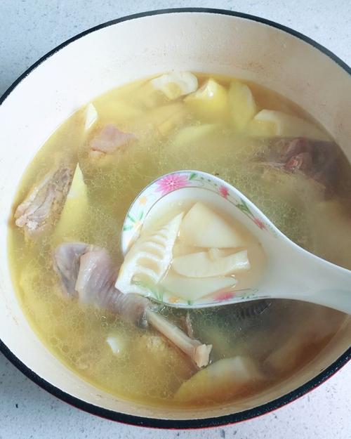  p>南极冰笋鸡汤是一道汤类美食,以南极冰笋,土鸡腿等为原料,以葱,姜