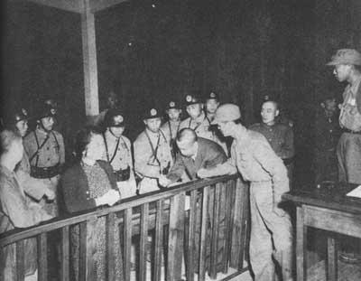 吴石(低首者),临刑前给家人签写遗书1949年8月14日,吴石将军突接台湾