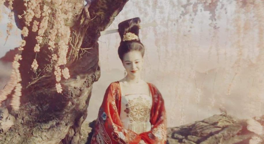 杨玉环的颜值有多高?就连花朵都害羞,画像复原后和她太像了