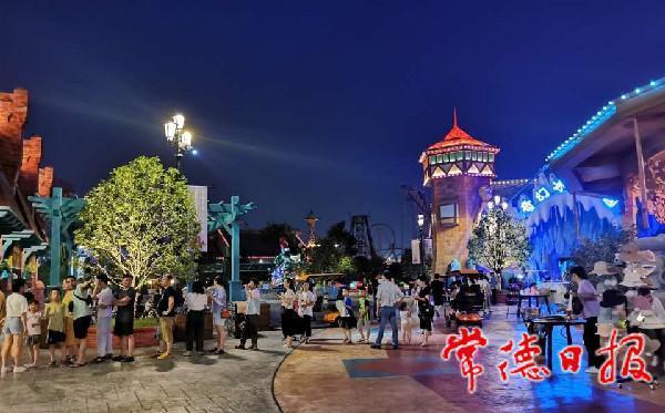 常德卡乐星球内,游客正在排队等候游玩项目.
