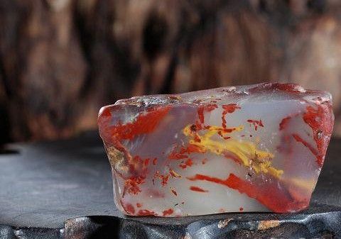 其中,贺州里松蜡石中鸡血蜡冻,五彩蜡冻,荔枝冻,桃蜡冻,绿蜡冻和红黄