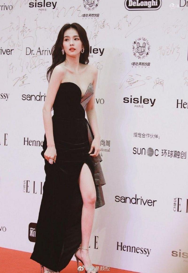 近日,白鹿穿一身银黑拼接裙出席elle风尚大典 身材棒棒的!