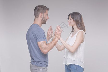 透明情侣面对面站立,双手接触图片