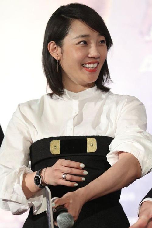 白百何真的好幼稚,穿的衣服看着乖乖的,不像成年人,太