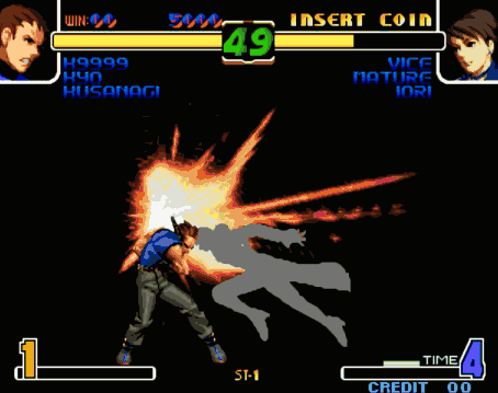 "龙手"和阿基拉中铁雄变异时一模一样,首次出现在拳皇2001,其恐怖的