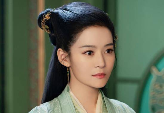 而《镜双城》的女性配角阵容同样十分抢眼,其中饰演那笙的杨志雯和