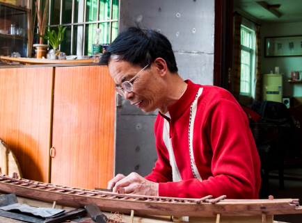 东莞中堂镇冯沛朝凭龙舟制作技艺入选第六批省级非遗传承人