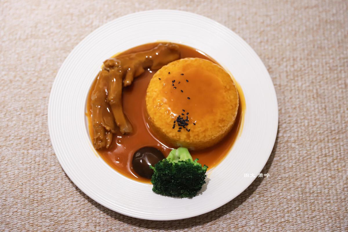 招牌鲍汁鹅掌捞饭,鲍汁淋满了整份米饭,超级香浓的.