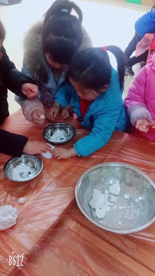 蓝天幼儿园中三班庆元宵(一)做汤圆