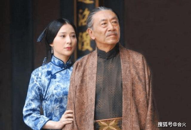75岁王奎荣和38岁娇妻饶芯语同框网友还是祝幸福吧