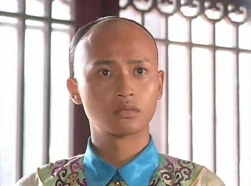 在大多数人印象中,陈志朋的形象是这样的,就是《还珠格格》里面那个