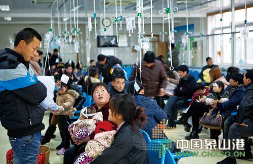 县第一人民医院输液大厅人满为患(记者 周科)