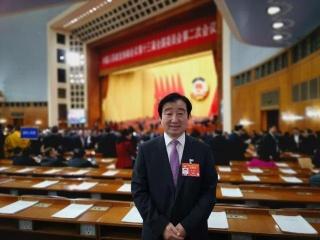 温州给斑马线"低头族"开10元罚单?小惩大诫值得肯定!