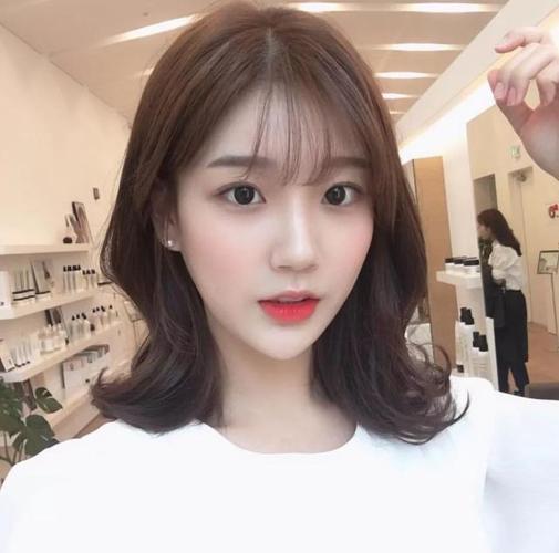 清新优雅的女生气质中发发型也能让你轻松做气质女生哦,特别受女生