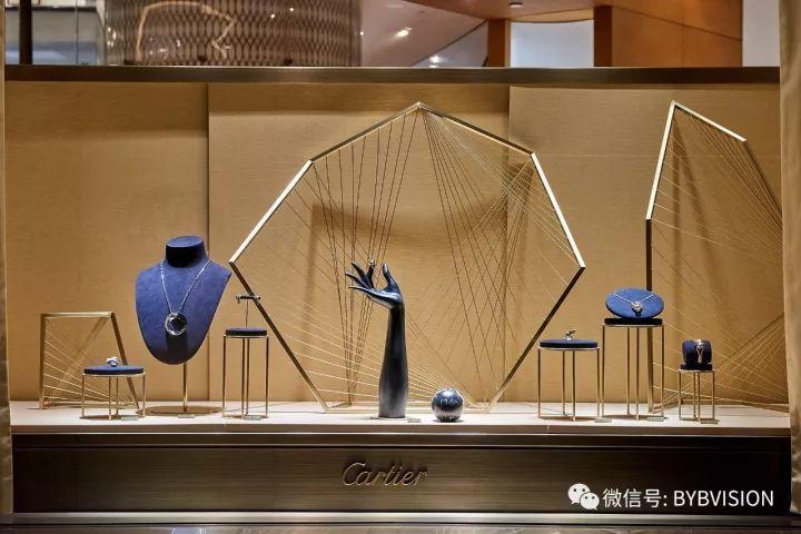 谁能抵挡卡地亚金色橱窗的魅力呢? 手的道具特别优雅和诗意.