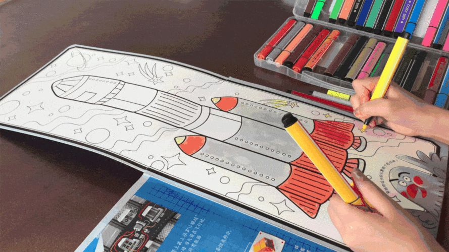 在这本书中,就有一页是 专门让小朋友涂色的火箭画,同时可以给火箭起